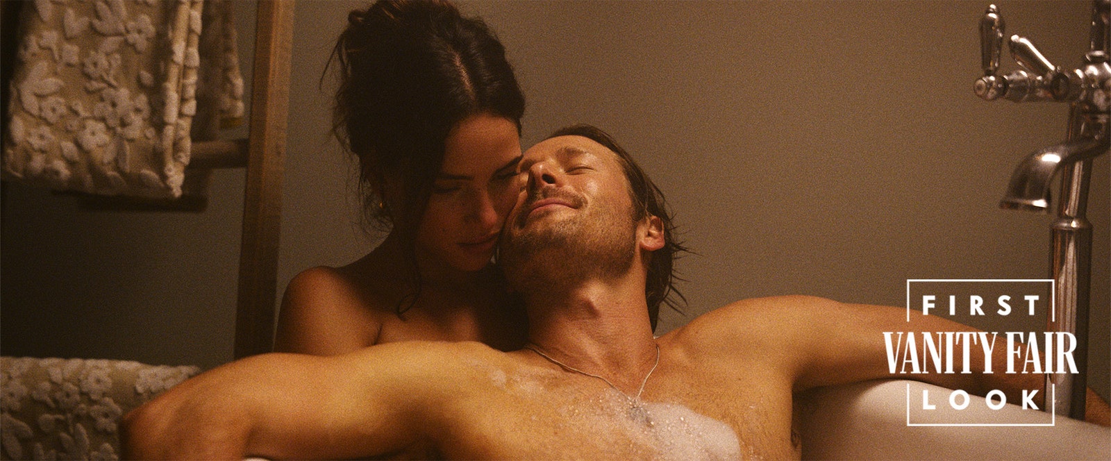 Glen Powell and Adria Arjona in Hit Man.