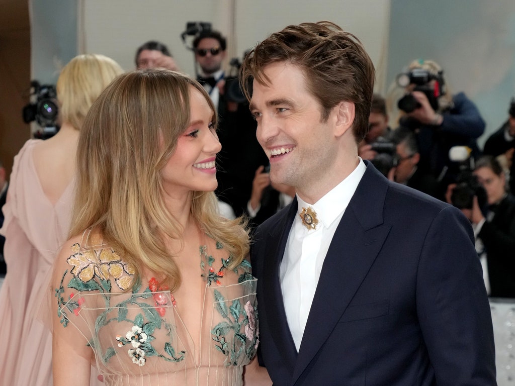 Robert Pattinson Is Fully Unbothered By Suki Waterhouse Singing About Her Exes