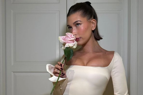 Hailey Bieber : la technique infaillible de son blush effet aquarelle dévoilée