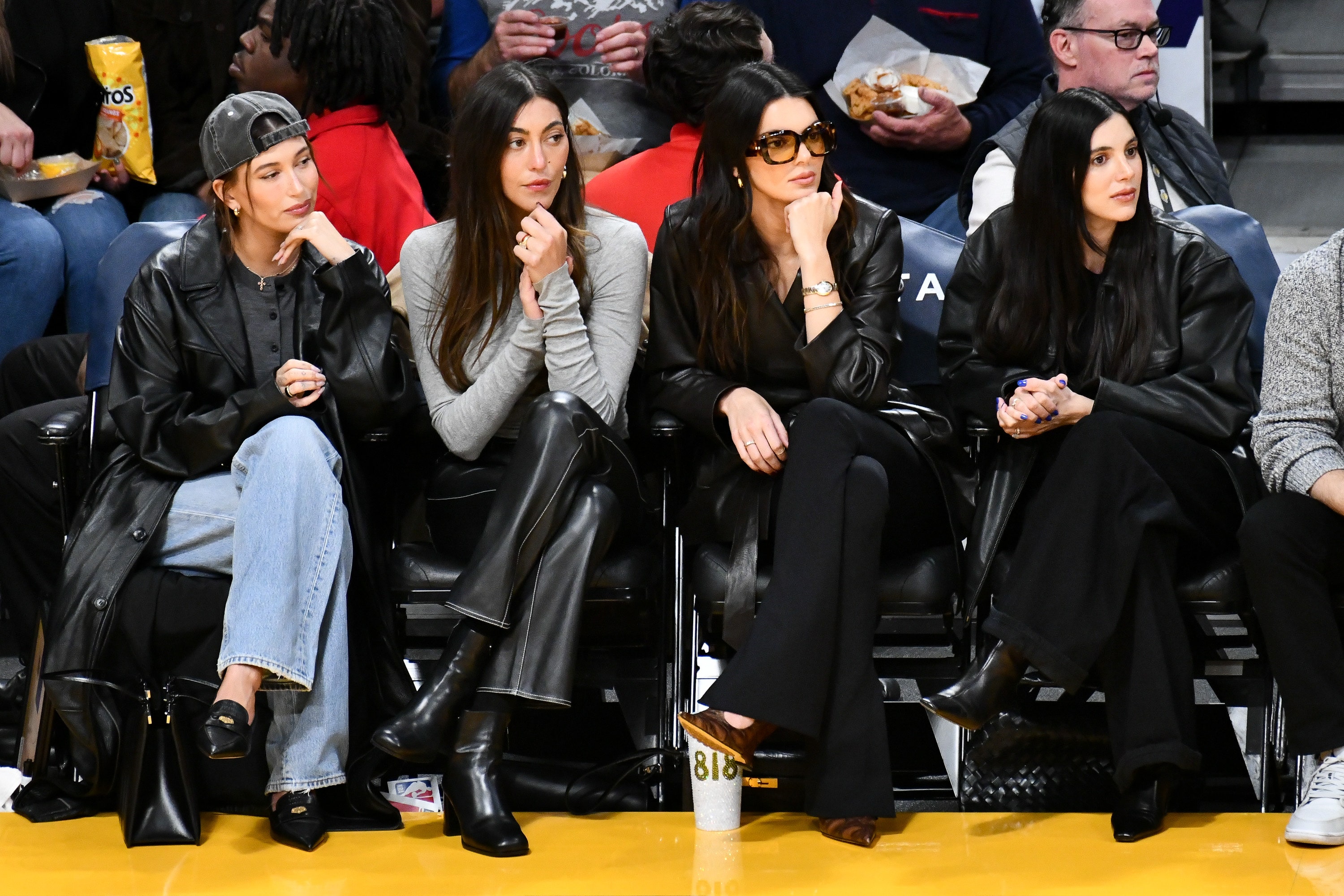 Kendall Jenner et Hailey Bieber, assorties en cuir au premier rang d'un match de NBA