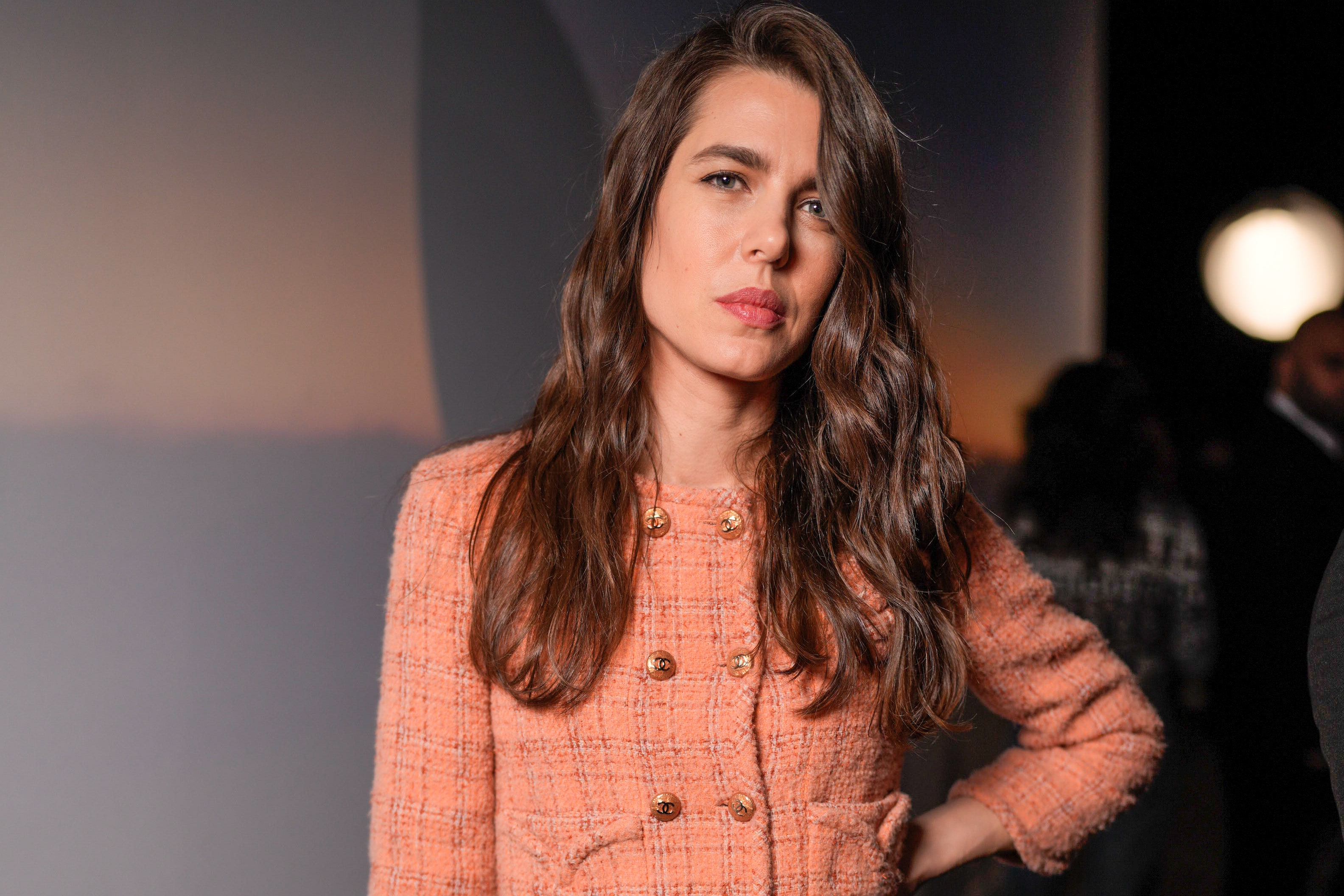 Charlotte Casiraghi opte pour un look aux inspirations 70s pour le défilé Chanel