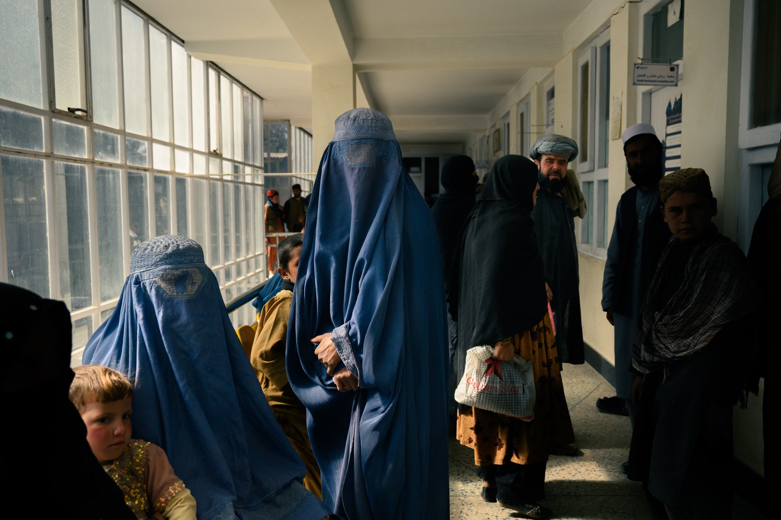 Des patients et leurs familles dans un hôpital de la province de Wardak en Afghanistan en octobre 2022.