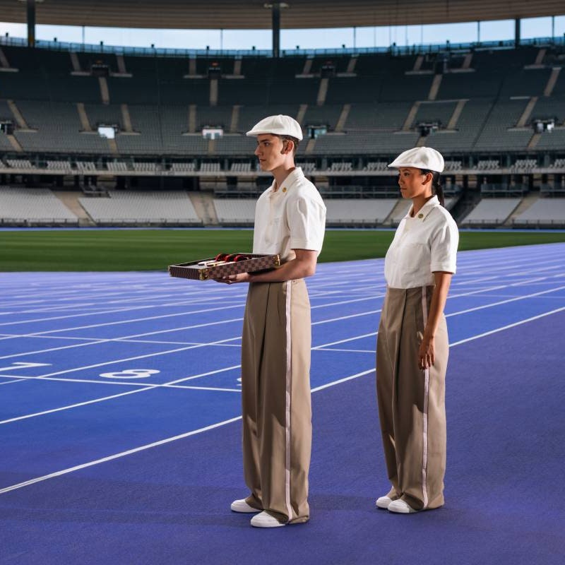 Paris 2024 : Antoine Arnault et Tony Estanguet présentent les uniformes des remettants des médailles (plus une surprise pour la cérémonie d'ouverture)