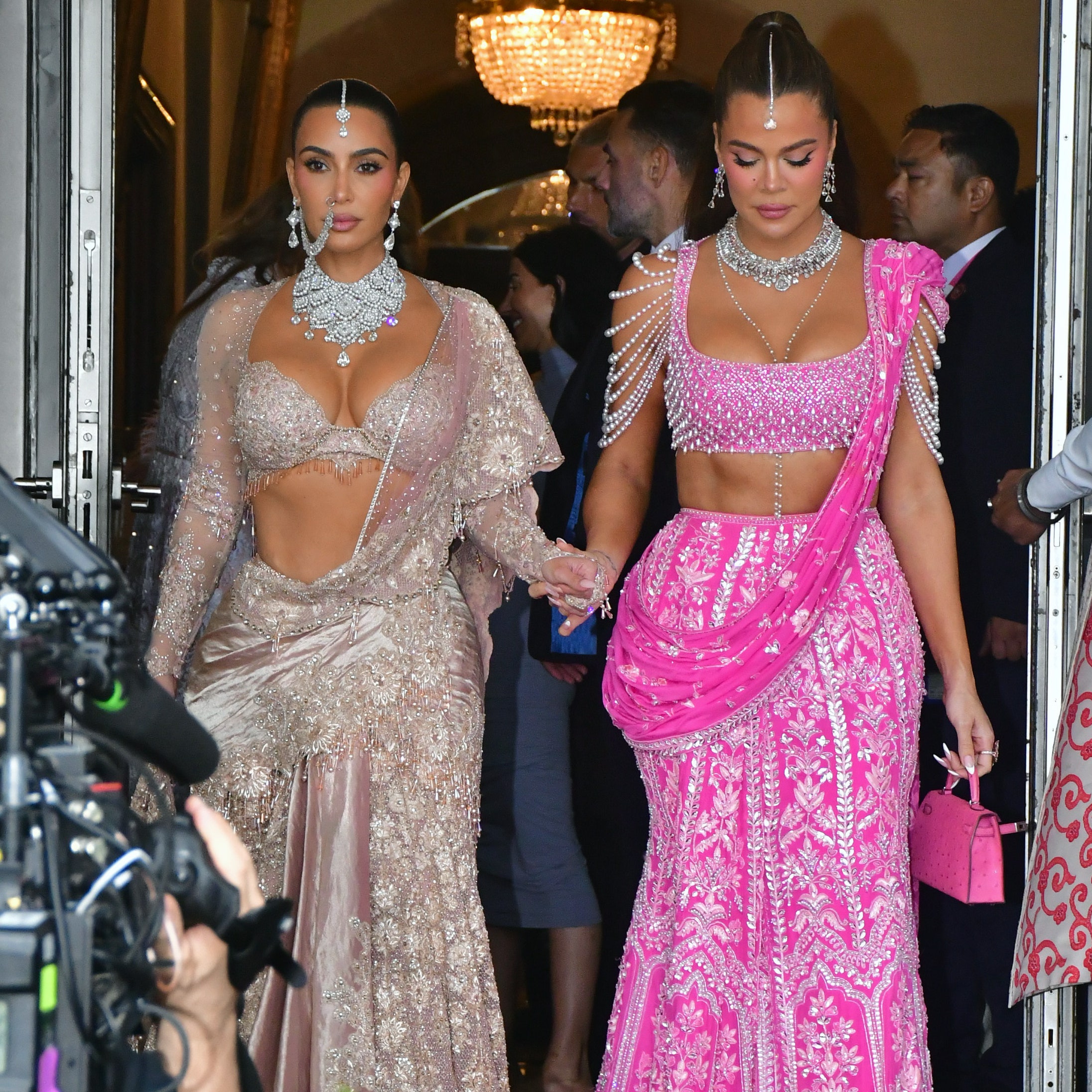 Kim Kardashian, habillée de diamants des pieds à la cape pour le mariage indien le plus fastueux de l'année