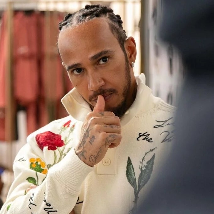 Lewis Hamilton rejoint la maison Dior en tant qu'ambassadeur, et plus si affinités