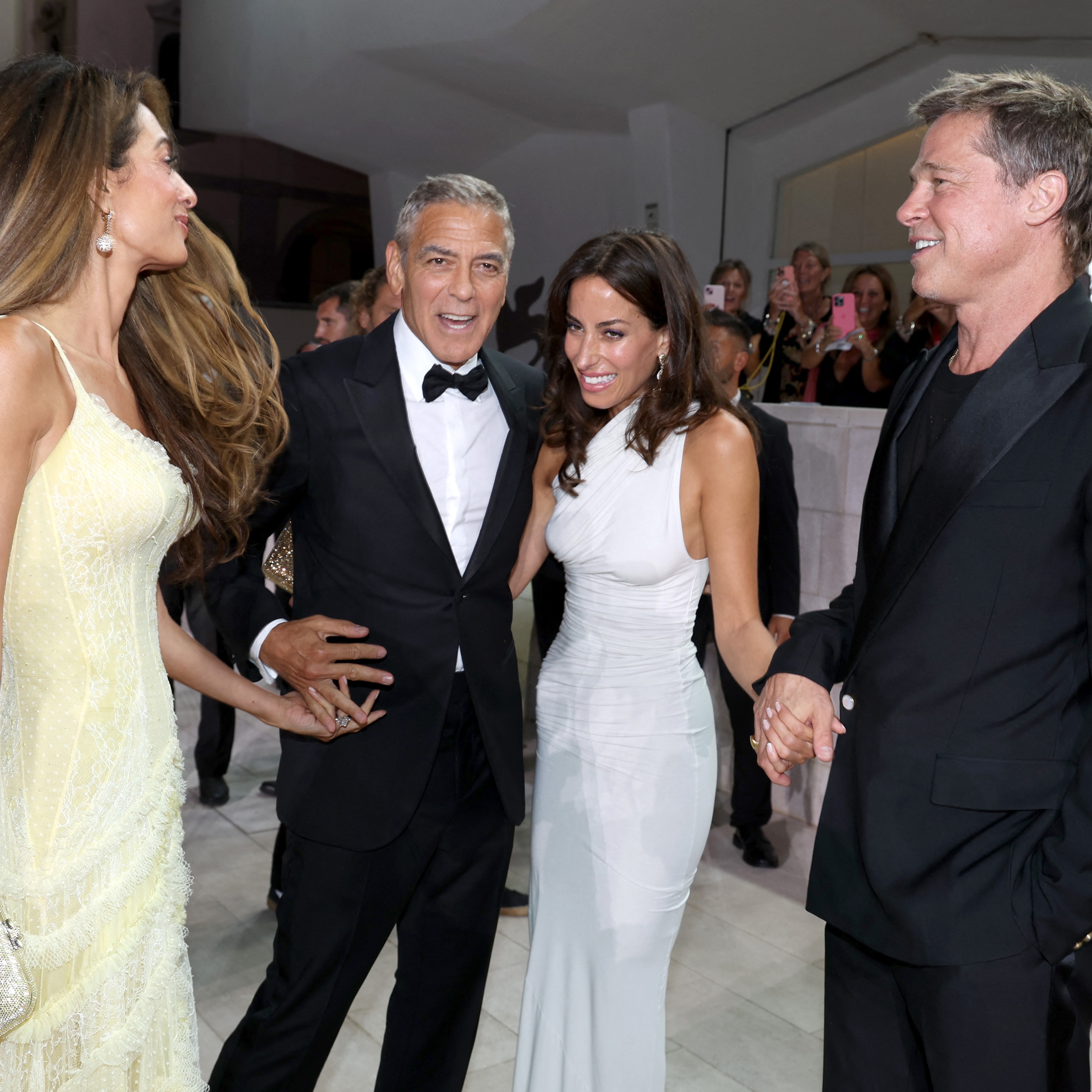 Brad Pitt et Ines de Ramon officialisent, sous l'œil complice d'Amal et George Clooney