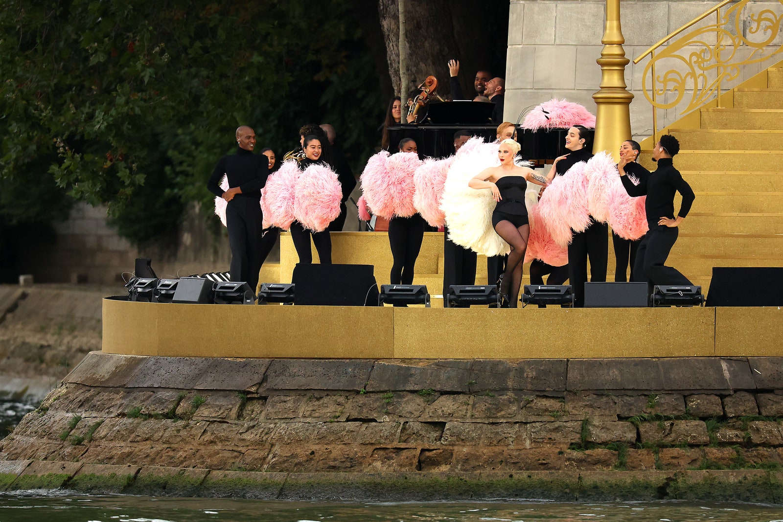 レディー・ガガ、パリオリンピック開会式、ディオールLady Gaga performs before the opening ceremony of the Olympic Games Paris 2024 on July 26 2024...