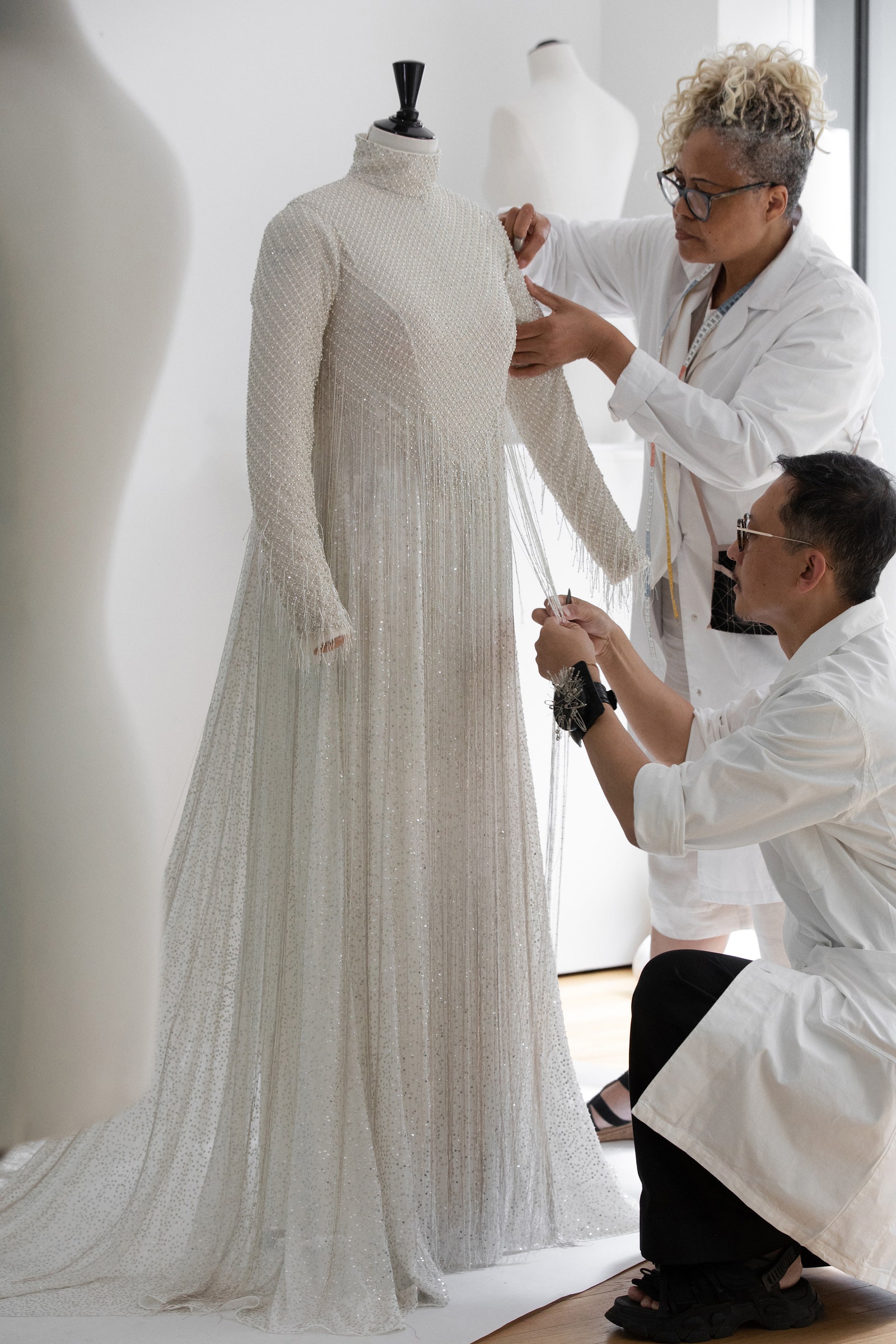 セリーヌ・ディオン、パリオリンピック2024Cline Dion wore a Dior Haute Couture embroidered white silk long dress with Dior shoes.