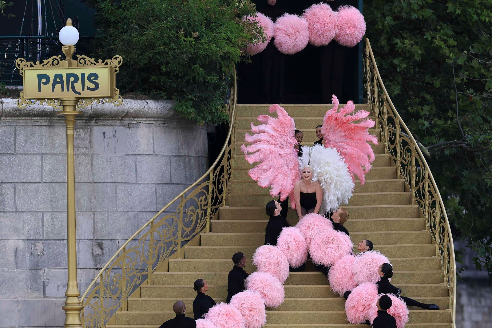 レディー・ガガ、パリオリンピック開会式、ディオールLady Gaga performs at the Sully bridge area before the opening ceremony of the Olympic Games...