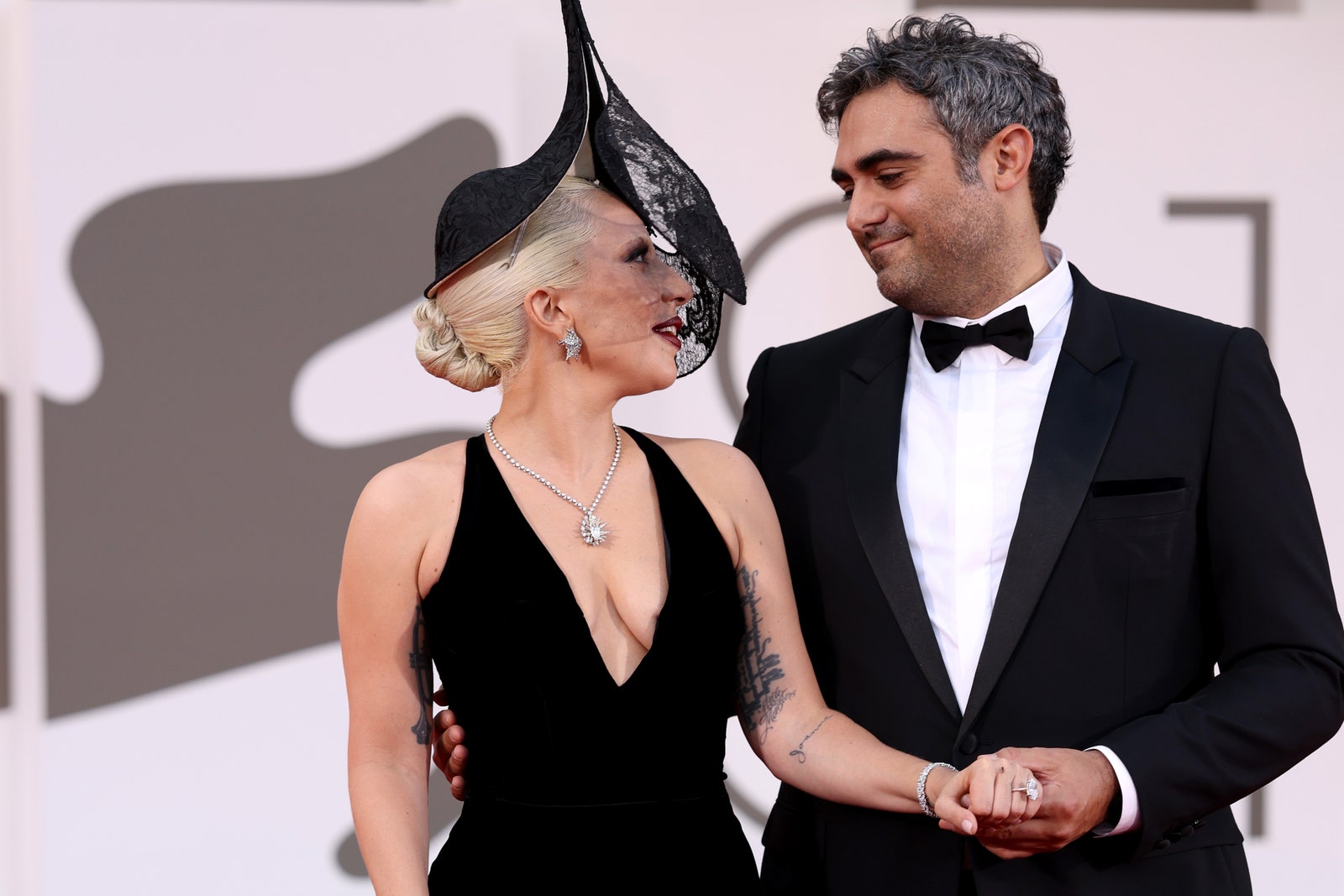 レディー・ガガ、婚約者マイケル・ポランスキー、ヴェネチア国際映画祭Lady Gaga and Michael Polansky attend the Joker Folie à Deux red carpet during the 81st...