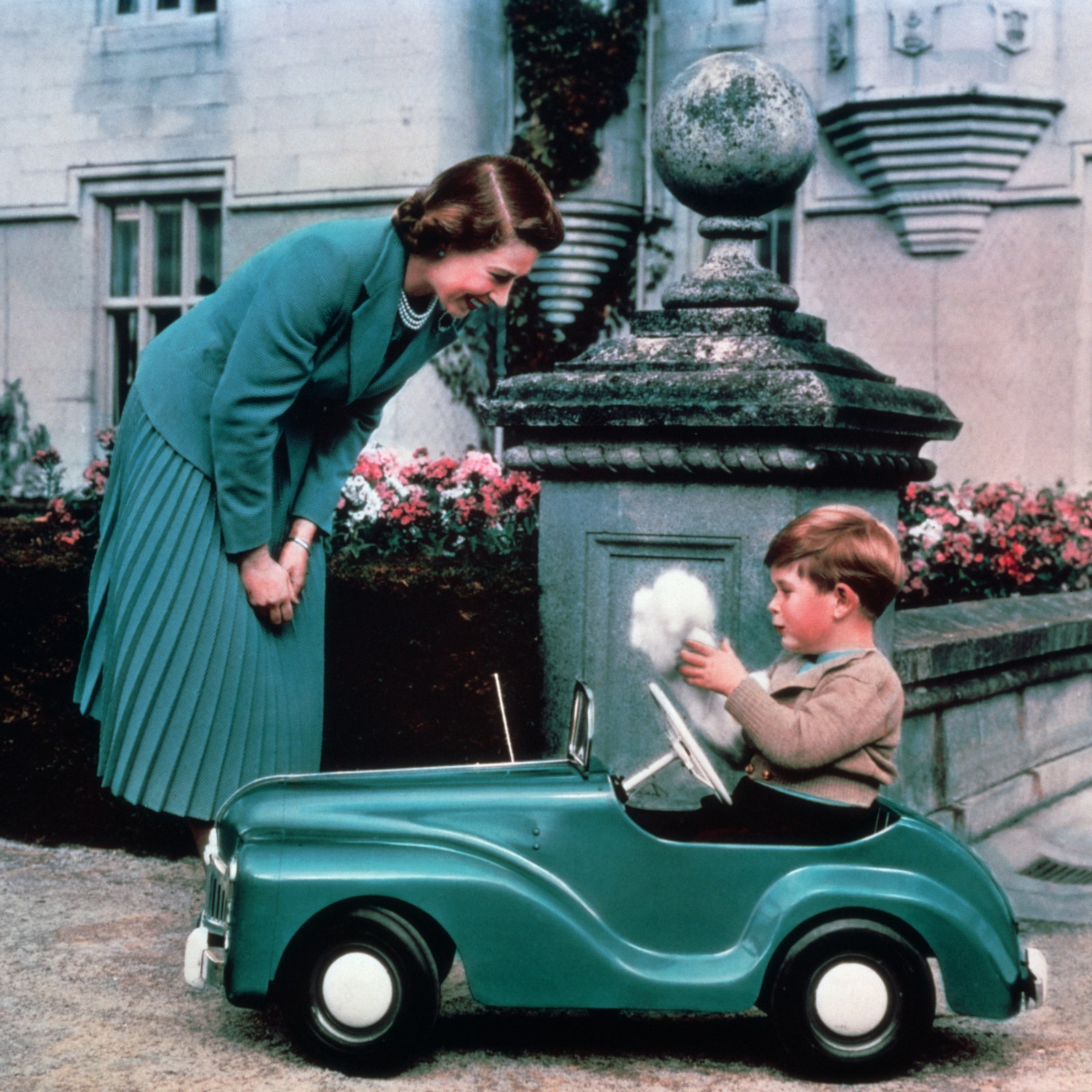 30 Of The Most Touching Photos Of Queen Elizabeth II With The New King