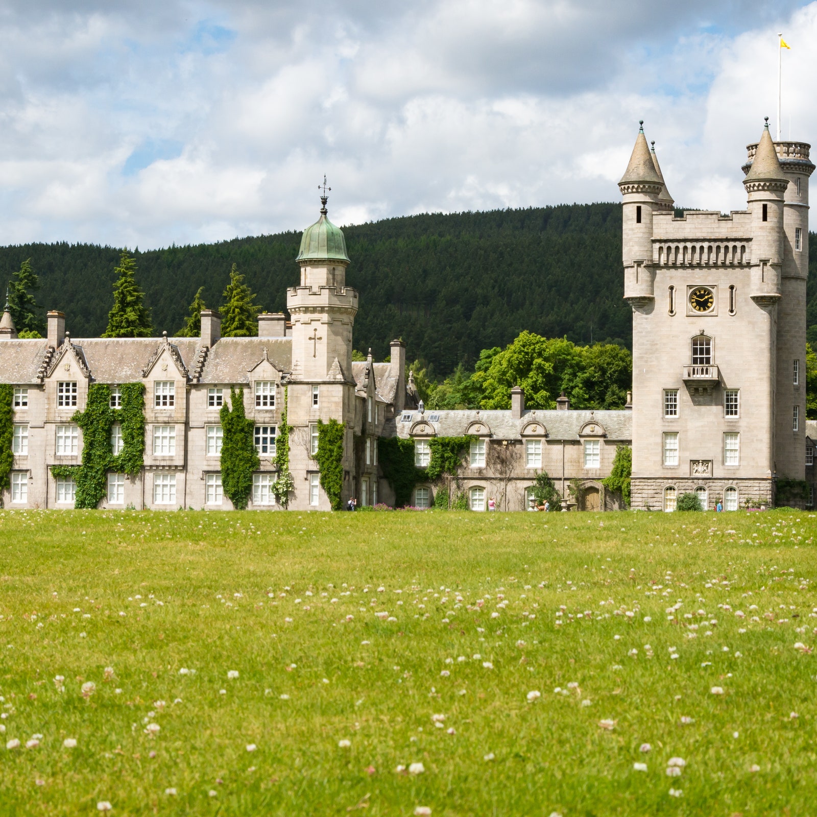 英國皇室夏季避暑莊園，認識英國女王伊莉莎白二世（Queen Elizabeth II）最愛的「巴爾莫勒爾堡」