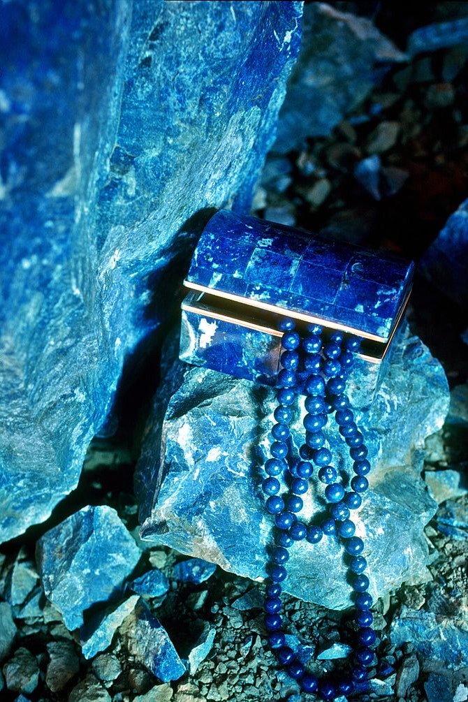 OVALLE CHILE   APRIL 1 1995  A chain and a jewellery box made of Lapis Lazuli lie on a raw Lapis Lazuli rock in the...