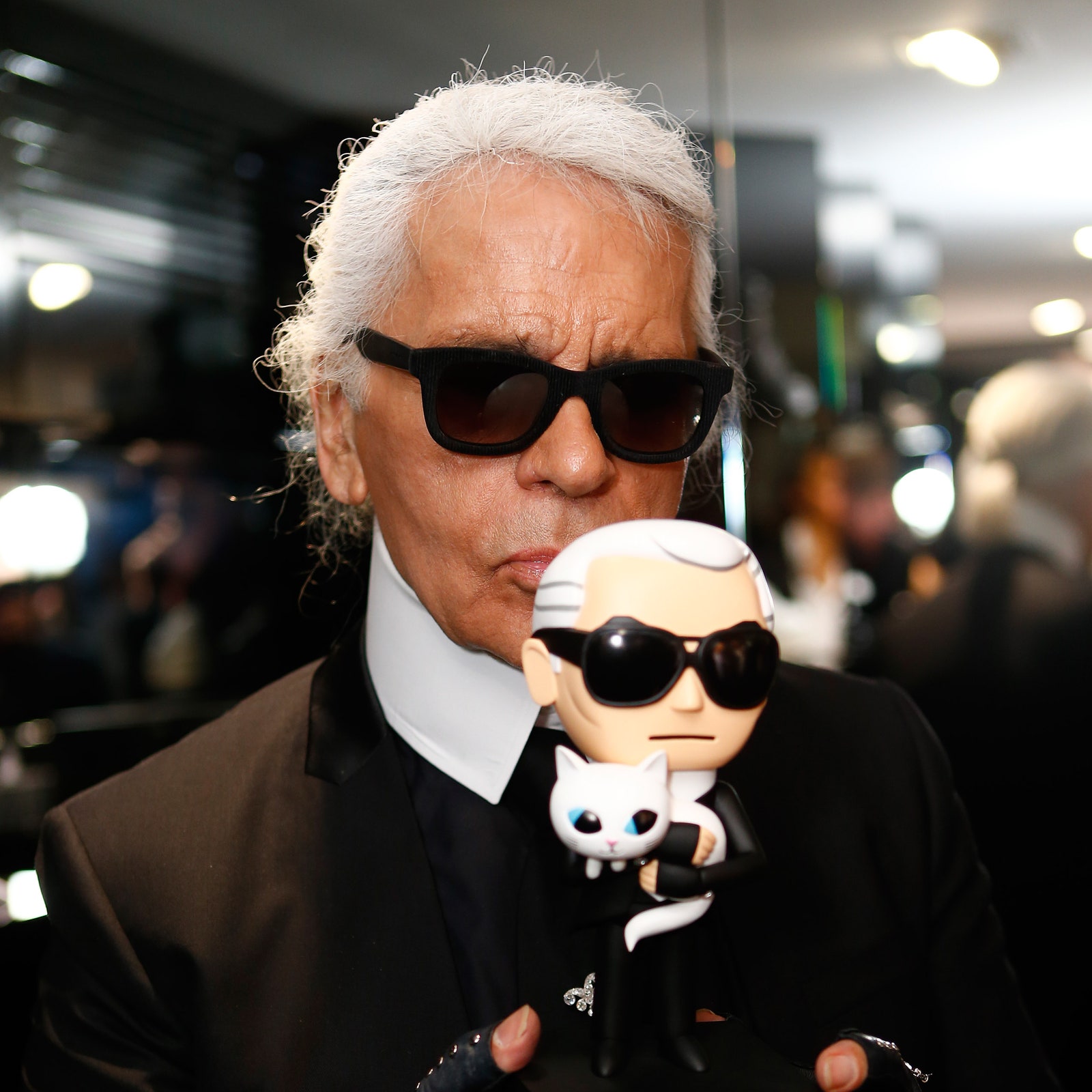 解密老佛爺 Karl Lagerfeld 招牌造型：最愛雙手戴滿 Chrome Hearts 戒指，甚至為擠進 Dior Homme 西裝狂減肥 40 公斤？