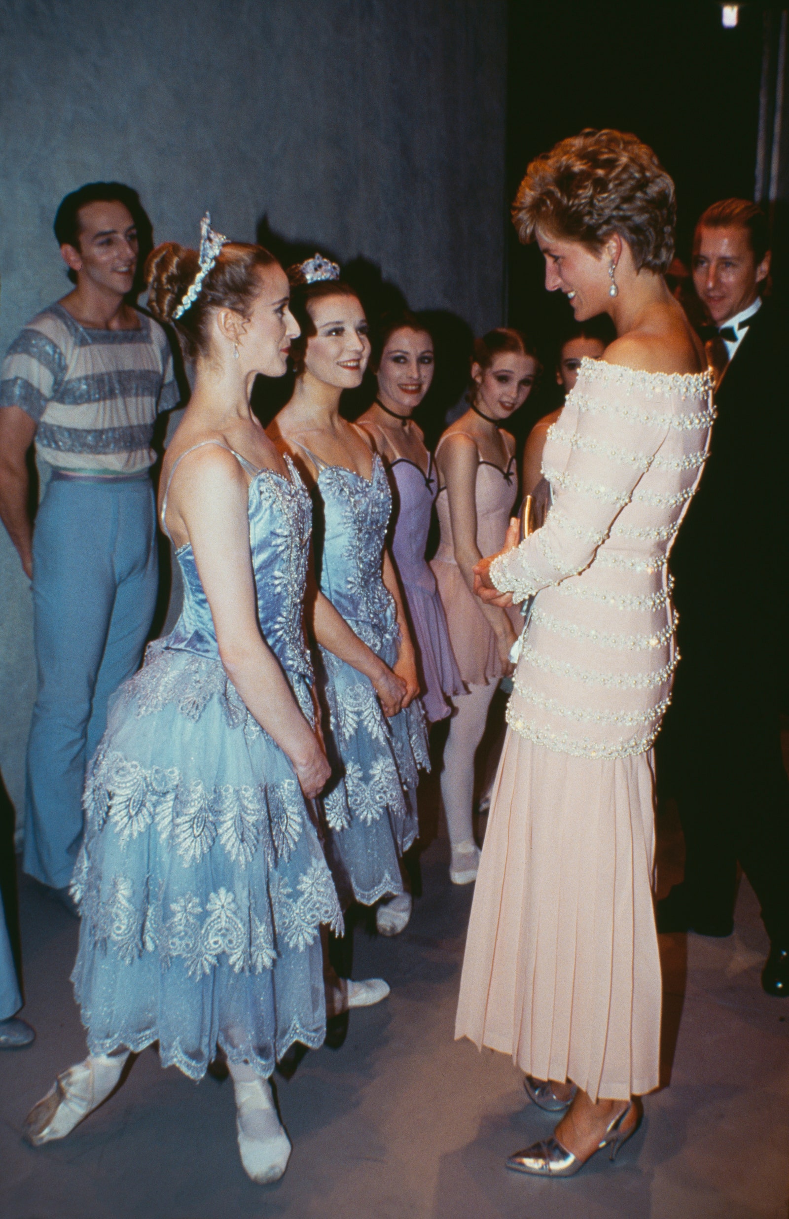 Los mismos zapatos plateados de Lady Di combinados con un vestidos para asistir al Savoy Theatre en julio de 1993.