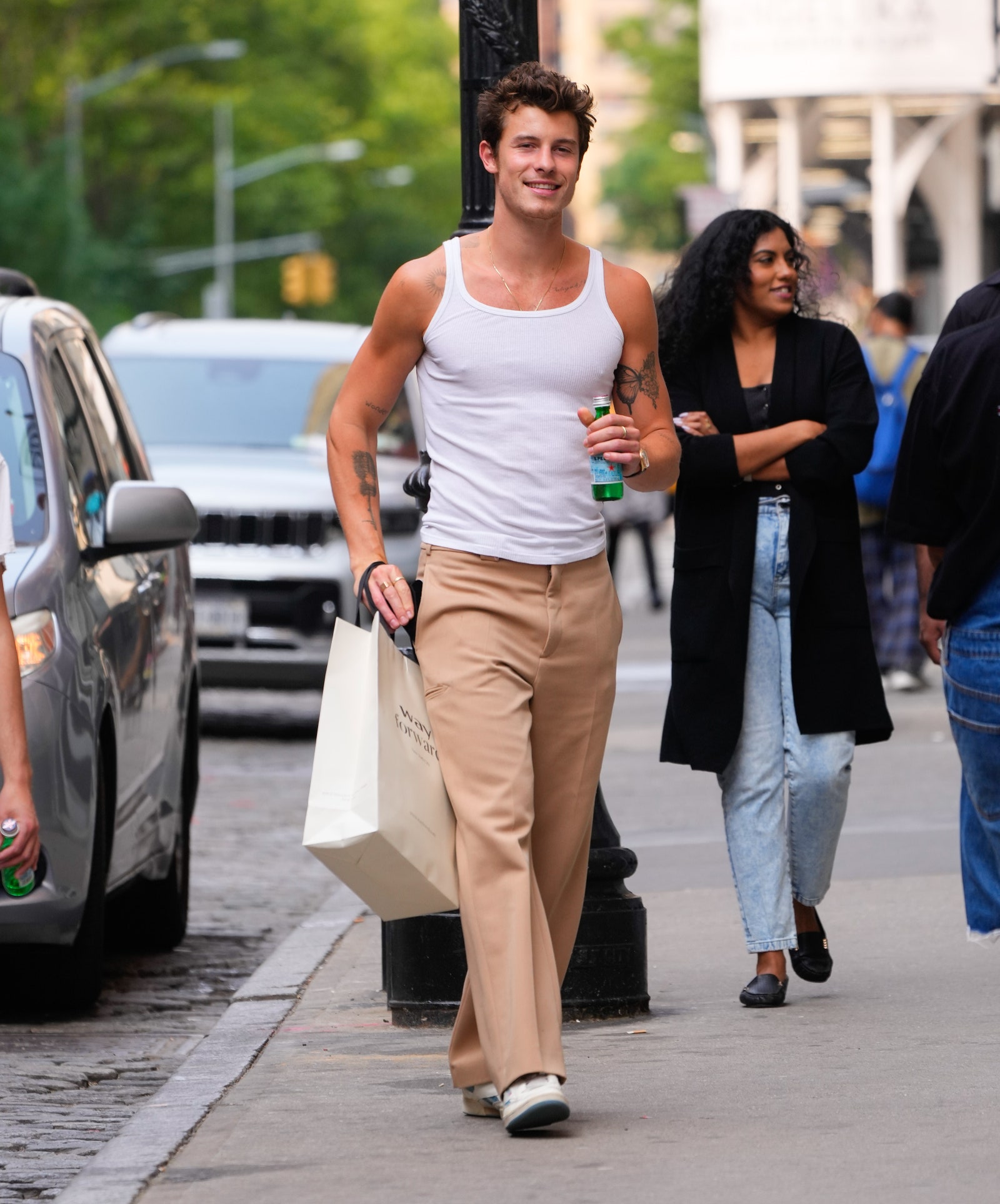 pantaloni beige e canottiera bianca