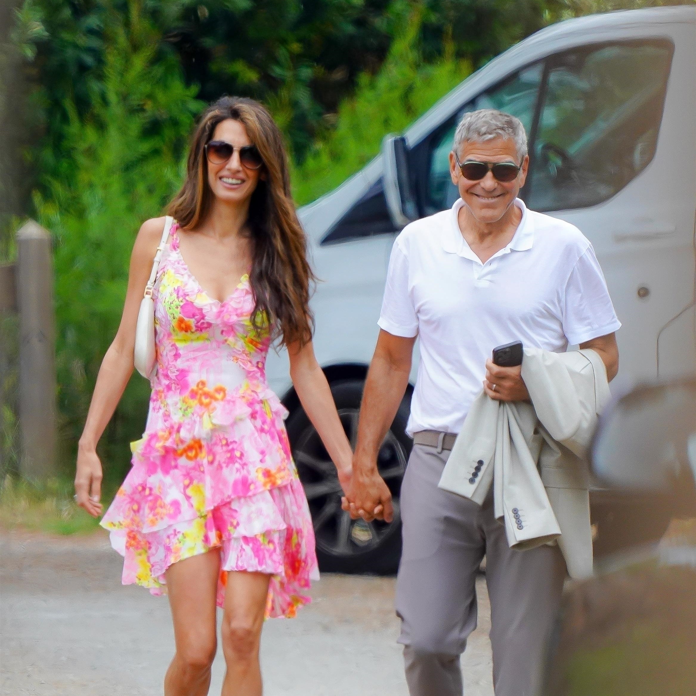 Amal Clooney 的 2024 夏季約會裝扮：奢華浪漫的復古風洋裝，與丈夫 George Clooney 到法國南部度過約會假期