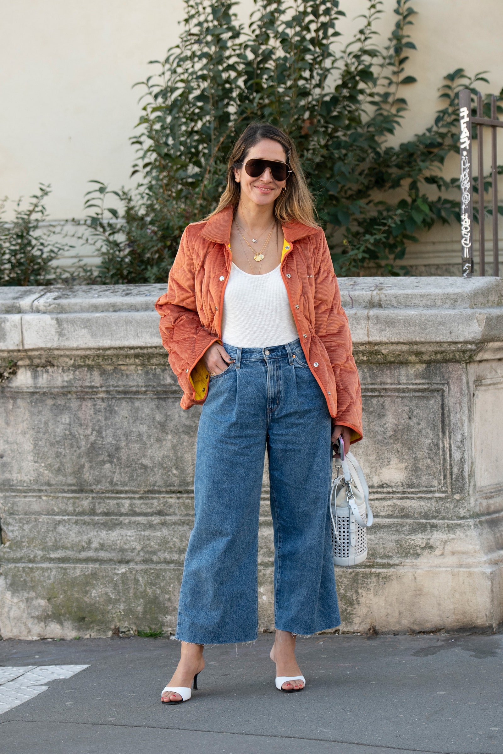 Jeans culotte con sandalias street style PrimaveraVerano 2024.