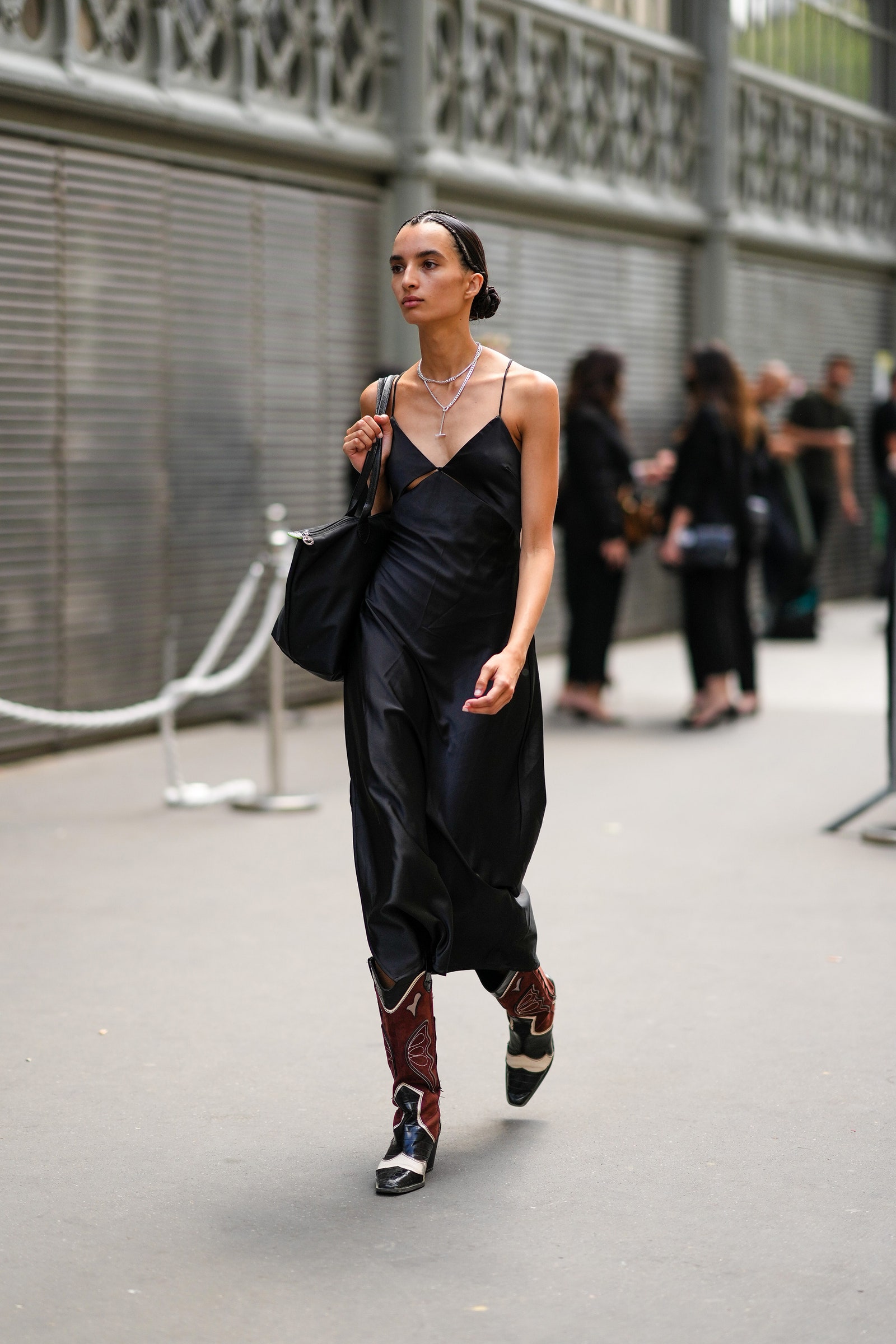 Mujer luce un vestido lencero con botas vaqueras