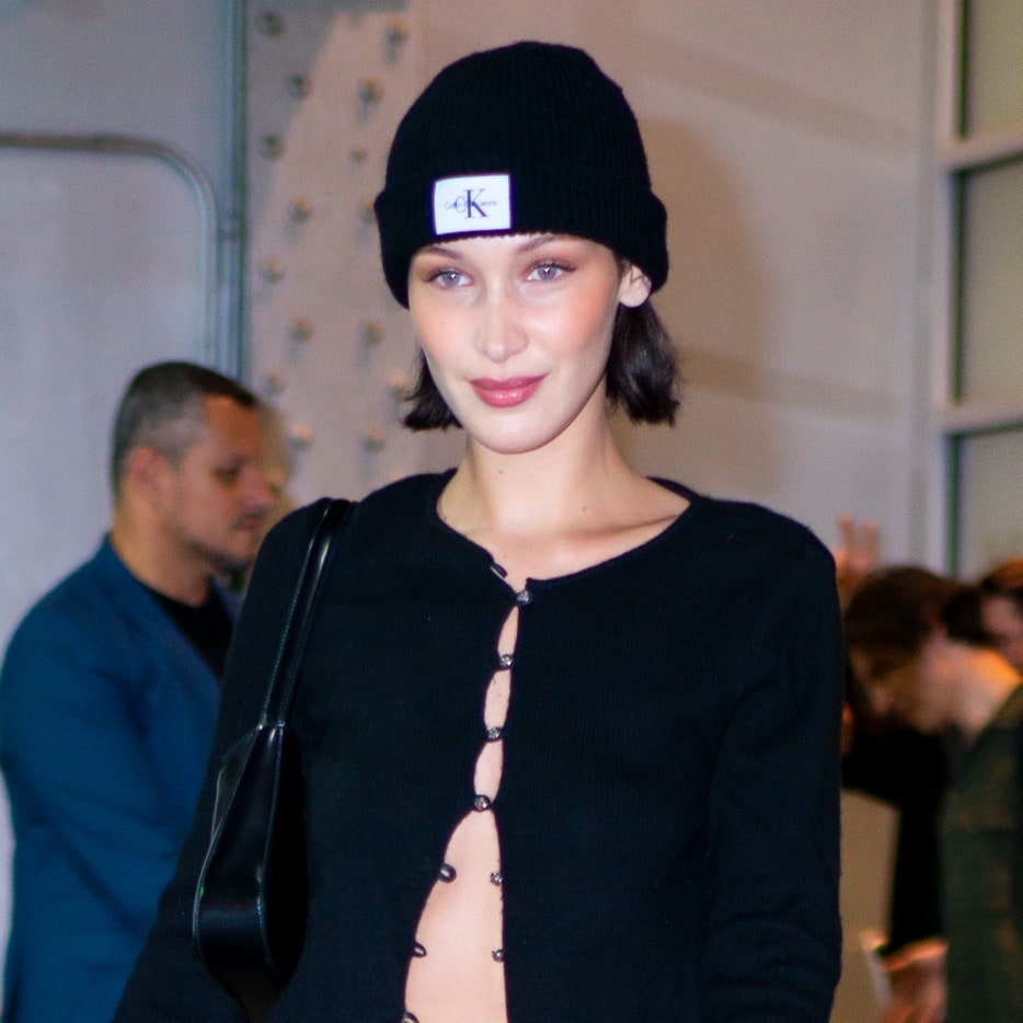 Bella Hadid setzt eine Beanie durch 90er-Make-up in Szene