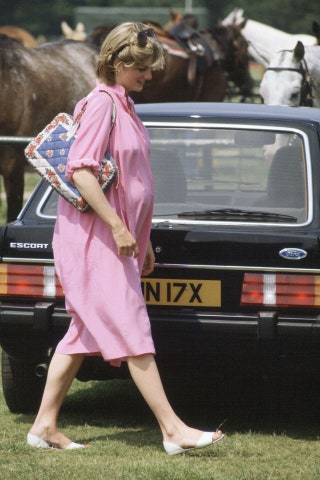 In einem rosa Kleid als werdende Mutter in Windsor 1982