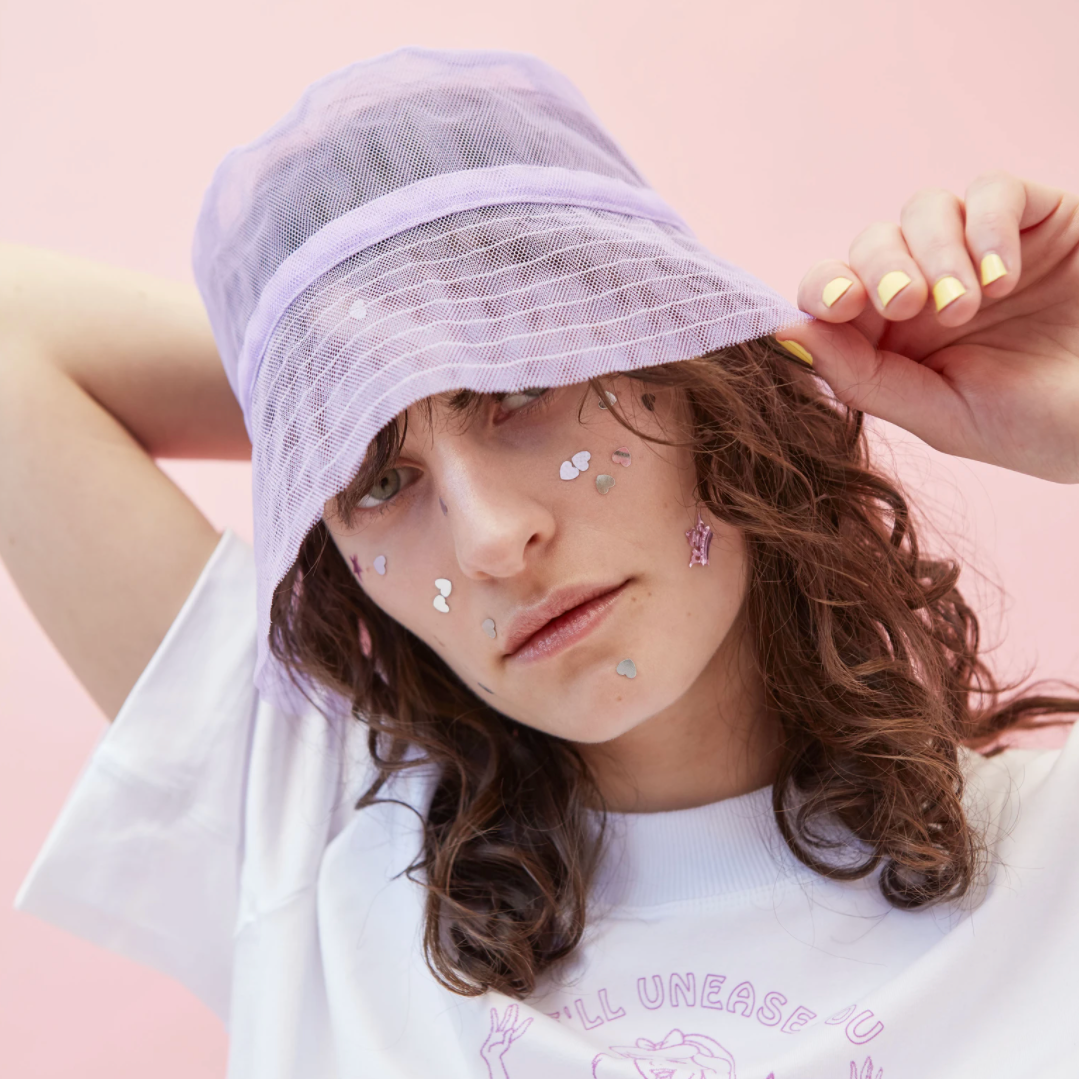 Der Bucket Hat aus Mesh ist der Frühlings-Hit für alle, die dem Trend (bisher) nichts abgewinnen konnten