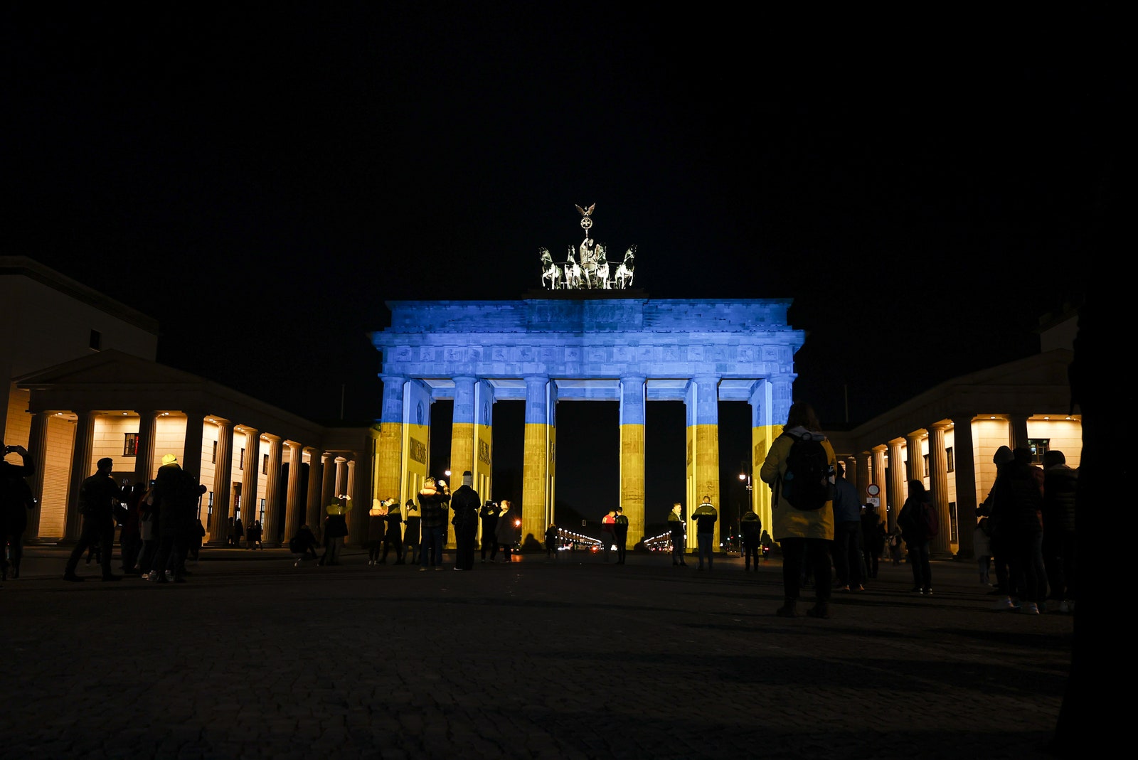 Das Brandenburger Tor erstrahlte am Mittwoch 23. Februar 2022 in den Farben der ukrainischen Flagge