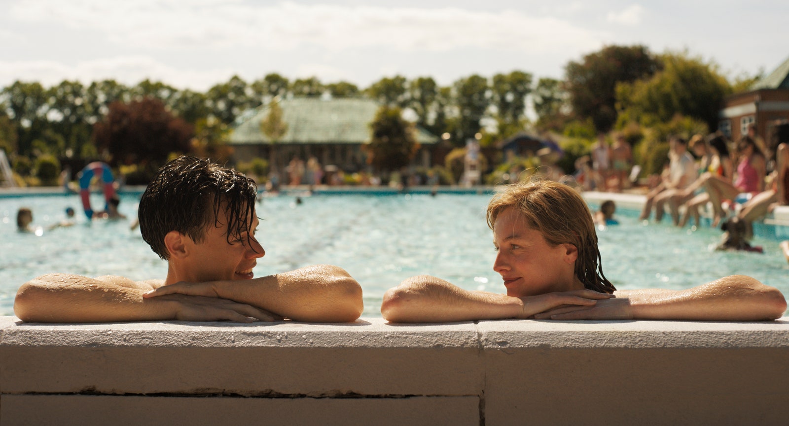 “My Policeman”Film QueerDrama mit Harry Styles und Emma Corrin im Jacuzzi.