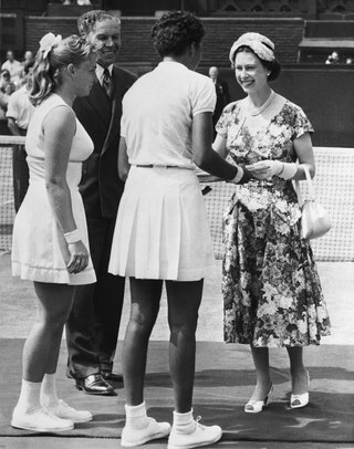 Ihre Majestät präsentierte sich in strahlendem Blumenschmuck um Althea Gibson die Siegertrophäe zu überreichen.