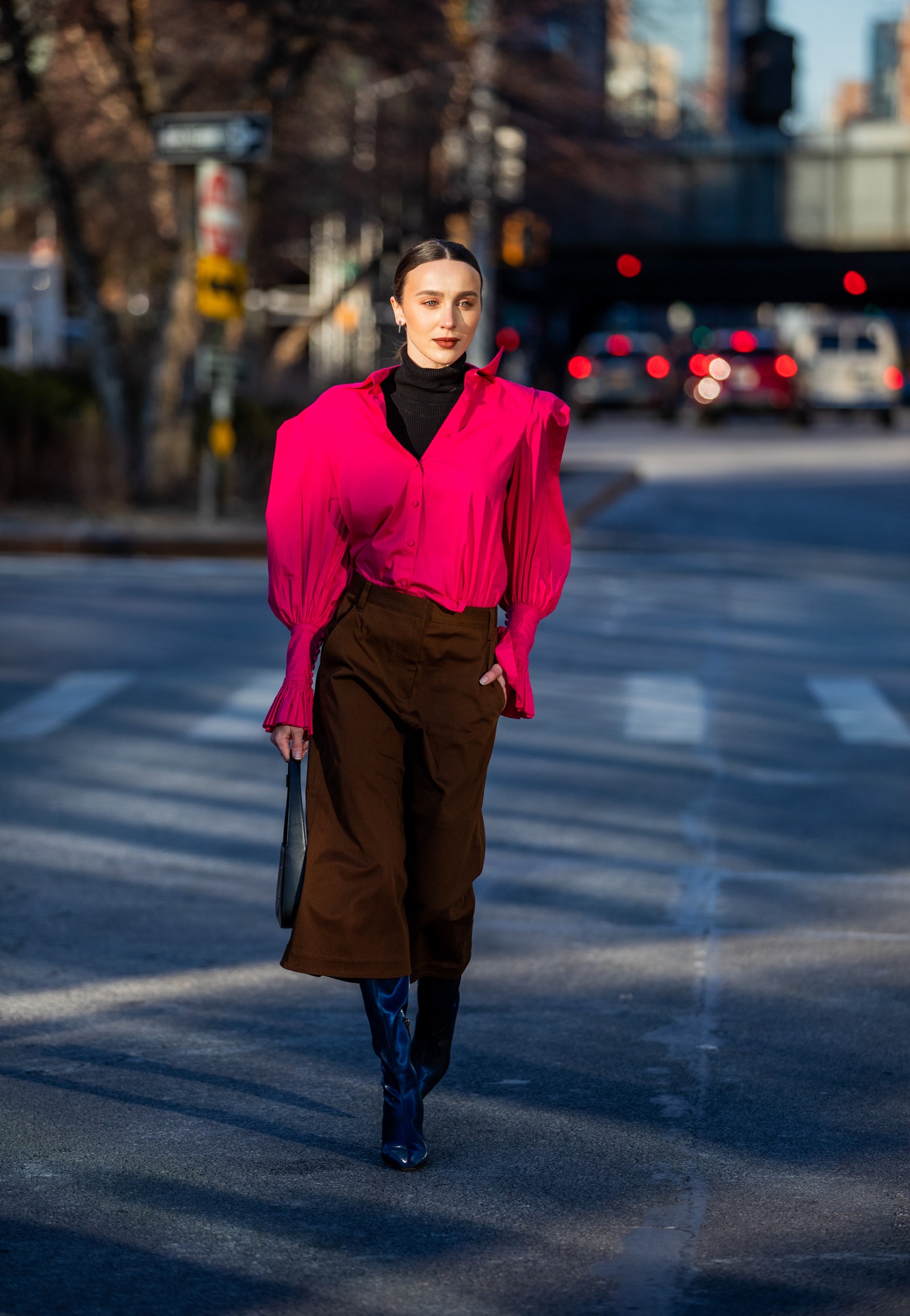 Mary Leest in einem pinken Hemd und braunen Culottes