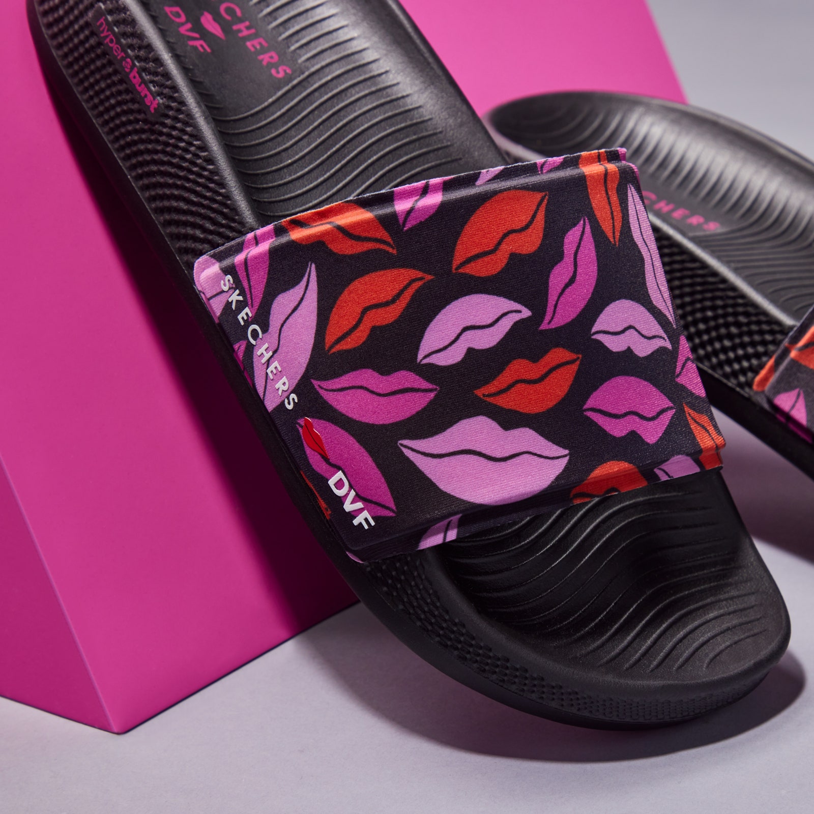 Skechers x Diane von Fürstenberg: Diese Schuh-Kooperation bringt Frühlingsgefühle in Ihre Garderobe