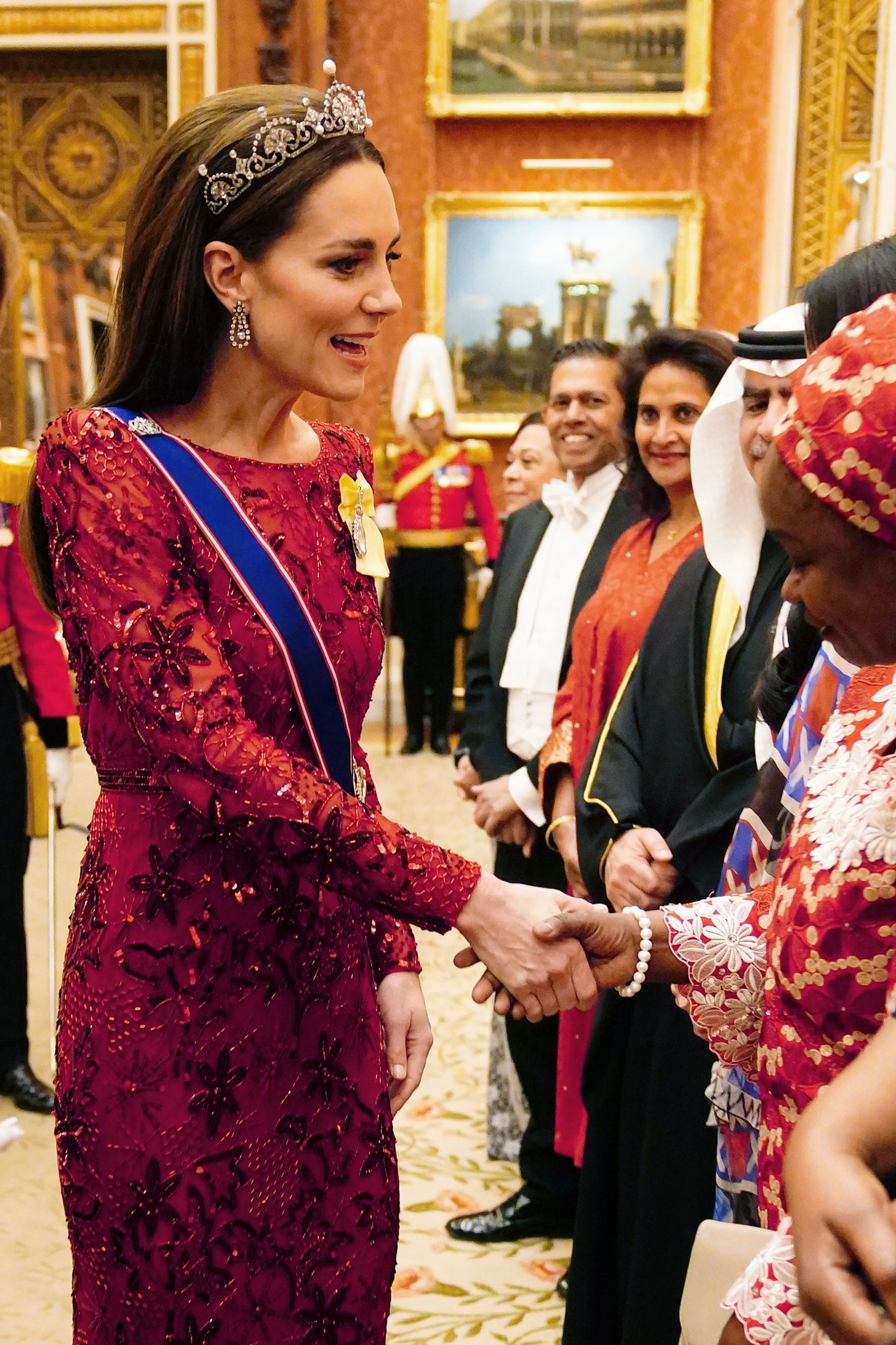 Kronen Tiaras und Blumenkränze Wer trägt was bei der Krönung von Charles III.  und warum