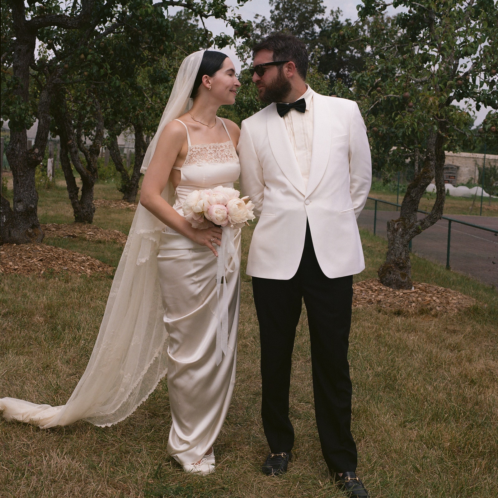 Jacquemus-Muse Clara Cornet trug bei ihrer Pariser Hochzeit nur französische Designer:innen