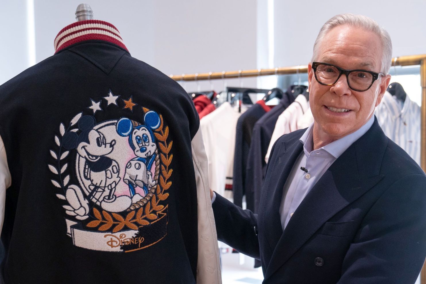 Tommy Hilfiger steuert zu quotCreate 100quot diese VarsityJacke bei.