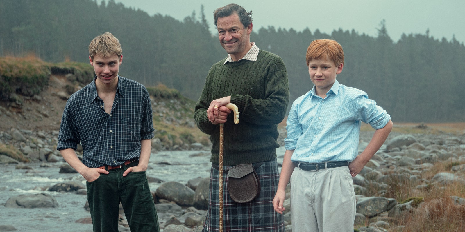 Szenenbild aus dem ersten Teil der finalen Staffel Prinz Charles  mit seinen zwei Söhnen William und Harry