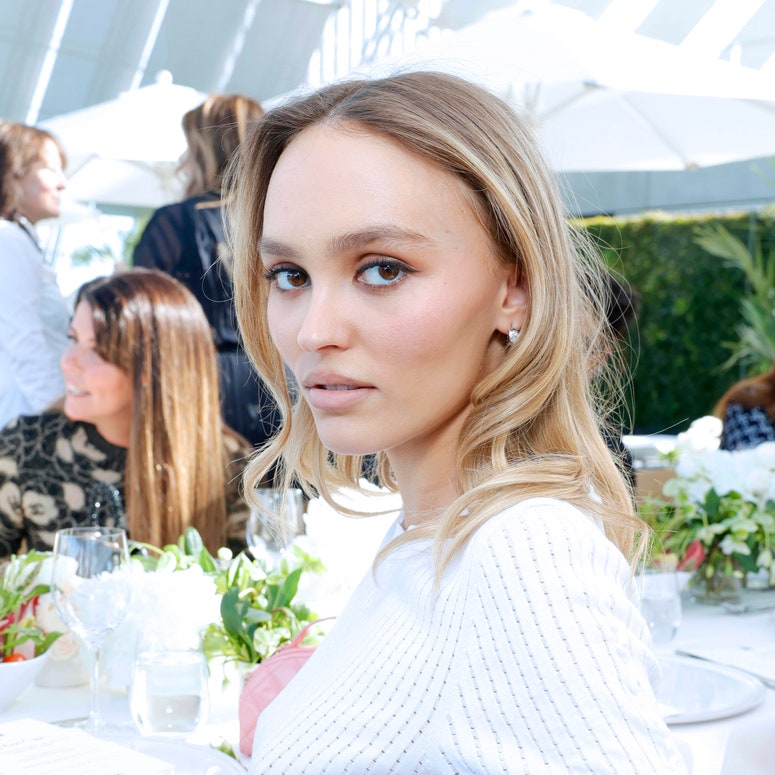 Lily-Rose Depp Granny Chic Look Herbst 2023