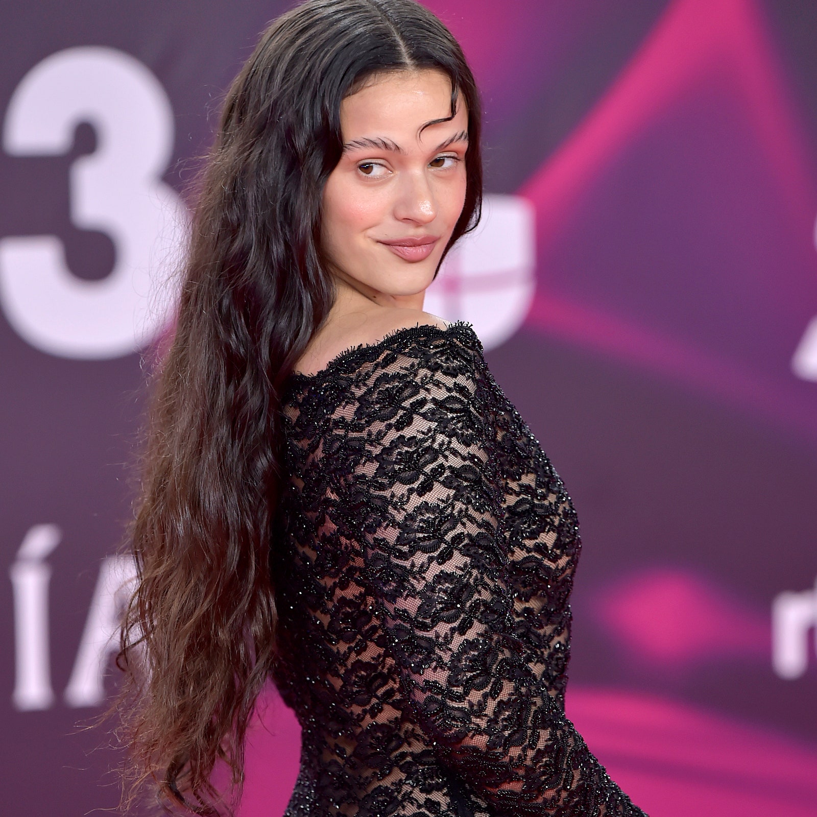 Rosalía: Mit diesem außergewöhnlichen Augenbrauen-Look hat sie den roten Teppich bei den Latin Grammy Awards erobert