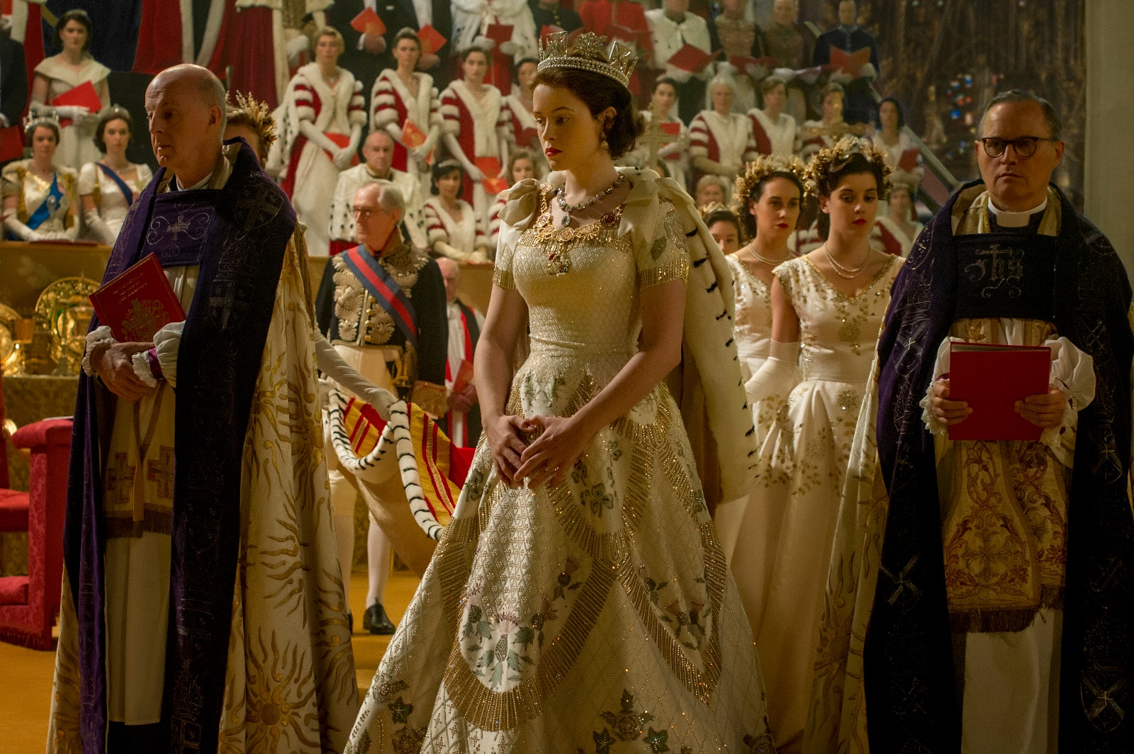 Claire Foy als Queen Elizabeth II. in der ersten Staffel von quotThe Crownquot in der Krönungsrobe die jetzt unter...