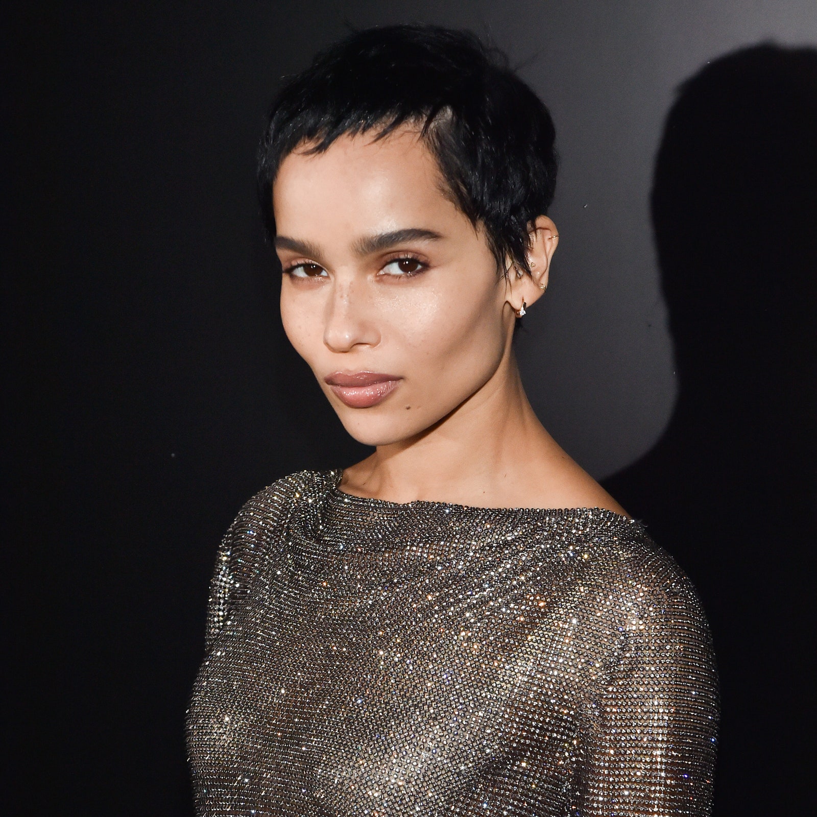 Zoë Kravitz setzt bei ihrem Date-Night-Look auf lila Satin-Slipper im Hausschuh-Look