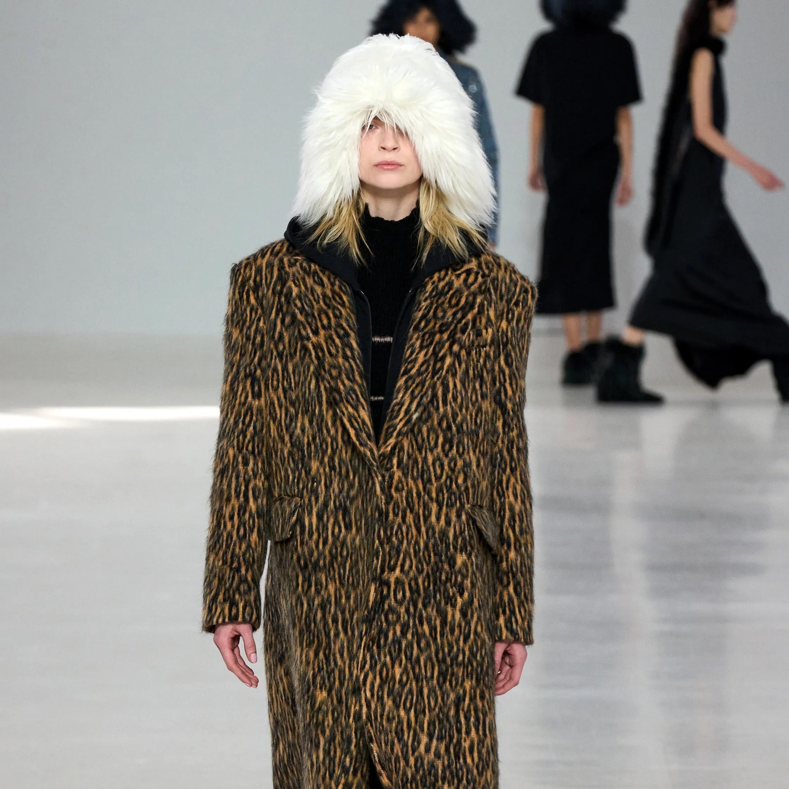 Der Kunstfellmantel mit Leoparden-Print ist im Winter 2023 laut den It-Girls wieder zurück