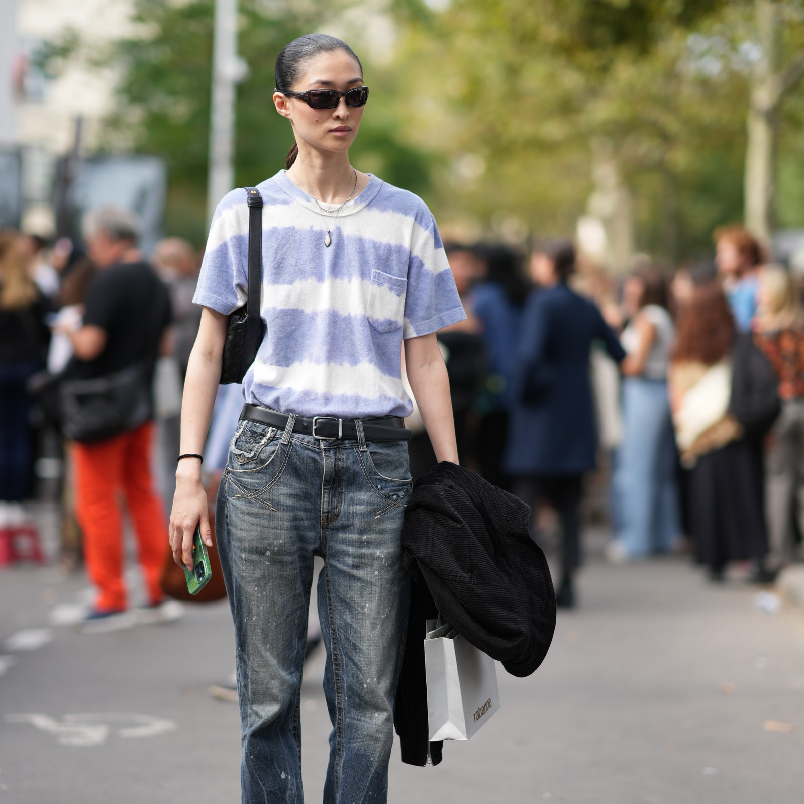 Graue Jeans: Vom Runway bis zum Streetstyle &#8211; deswegen setzen in 2024 alle auf den Denim-Trend