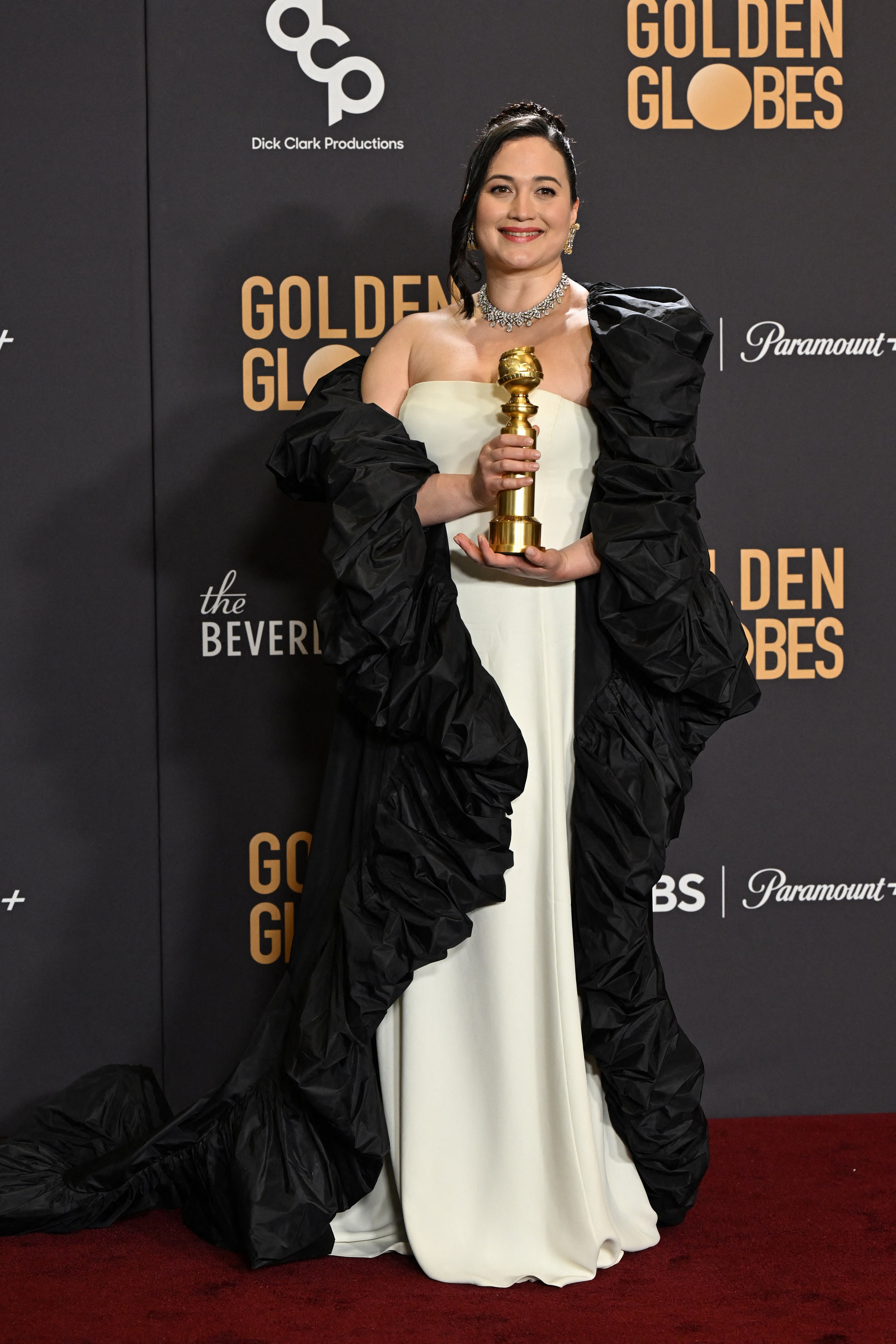 Lily Gladstone mit ihrem Golden Globe 2024