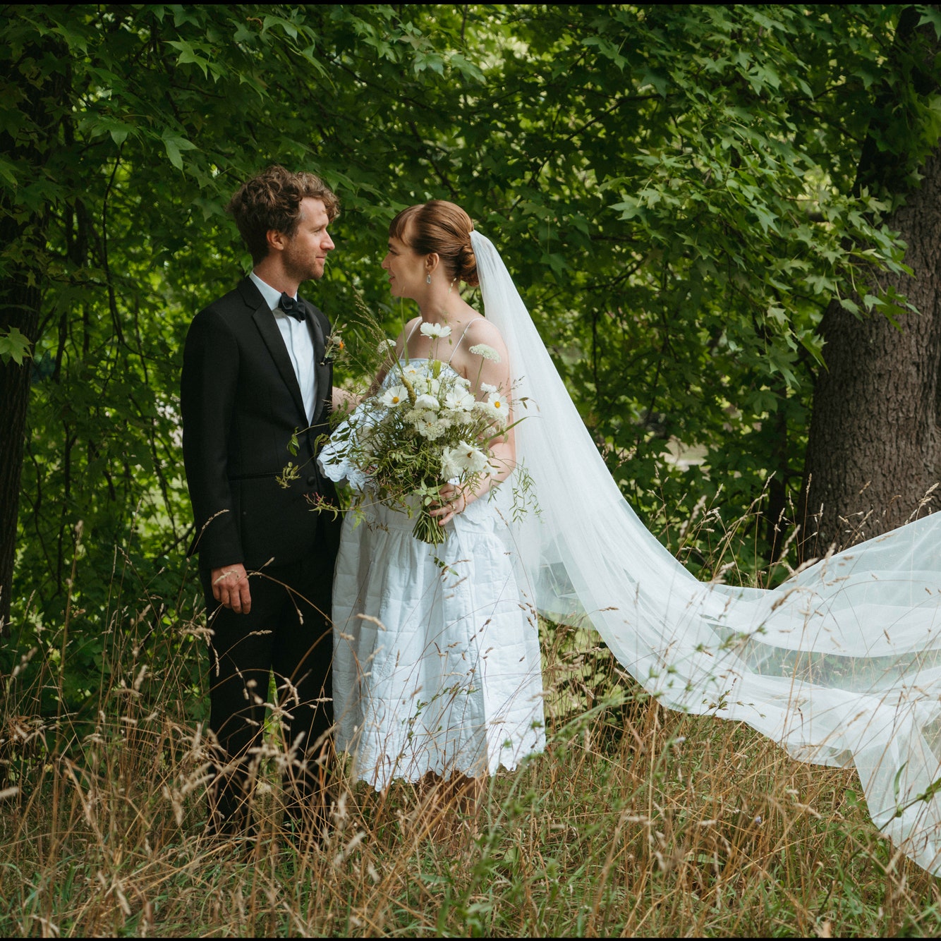 Eine VOGUE-Redakteurin setzte bei ihrer Hochzeit gleich auf zwei Brautkleider dieser coolen dänischen Designerin