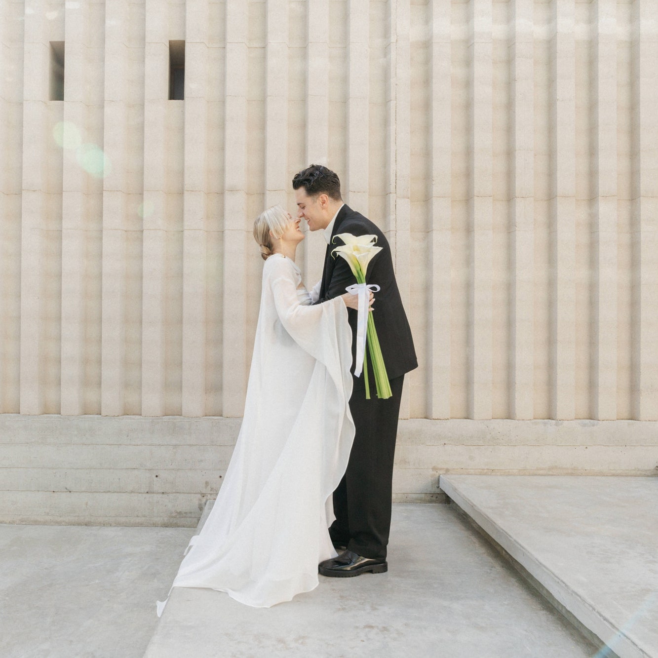 Für ihre layed back Hochzeit in Mexiko hat sich dieses Modedesigner:innen-Paar selbst eingekleidet