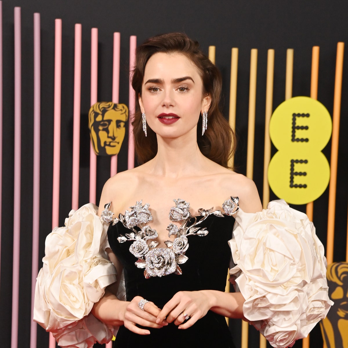 Lily Collins: Ihre Visagistin lüftet das Geheimnis hinter ihrem Old-Hollywood-Look bei den BAFTAs