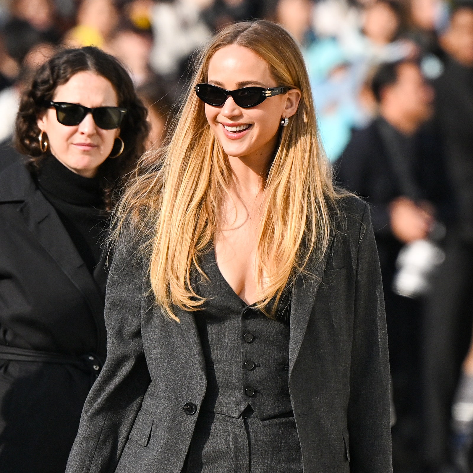 Jennifer Lawrence zeigt bei der Paris Fashion Week, wie elegant der No-Bra-Look aussehen kann