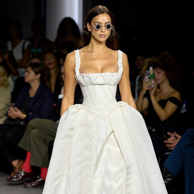 Kleidertrend Frühjahr/Sommer 2024 minimalistisches Kleid Runway Irina Shayk Andreas Kronthaler für Vivienne Westwood