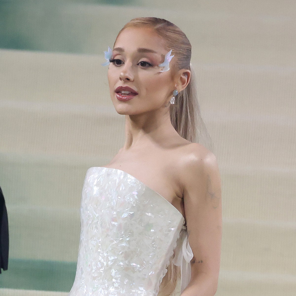 Ariana Grande: Ihr Beauty-Look für die Met Gala 2024 ist eine Ode an Glinda, die gute Hexe aus Oz