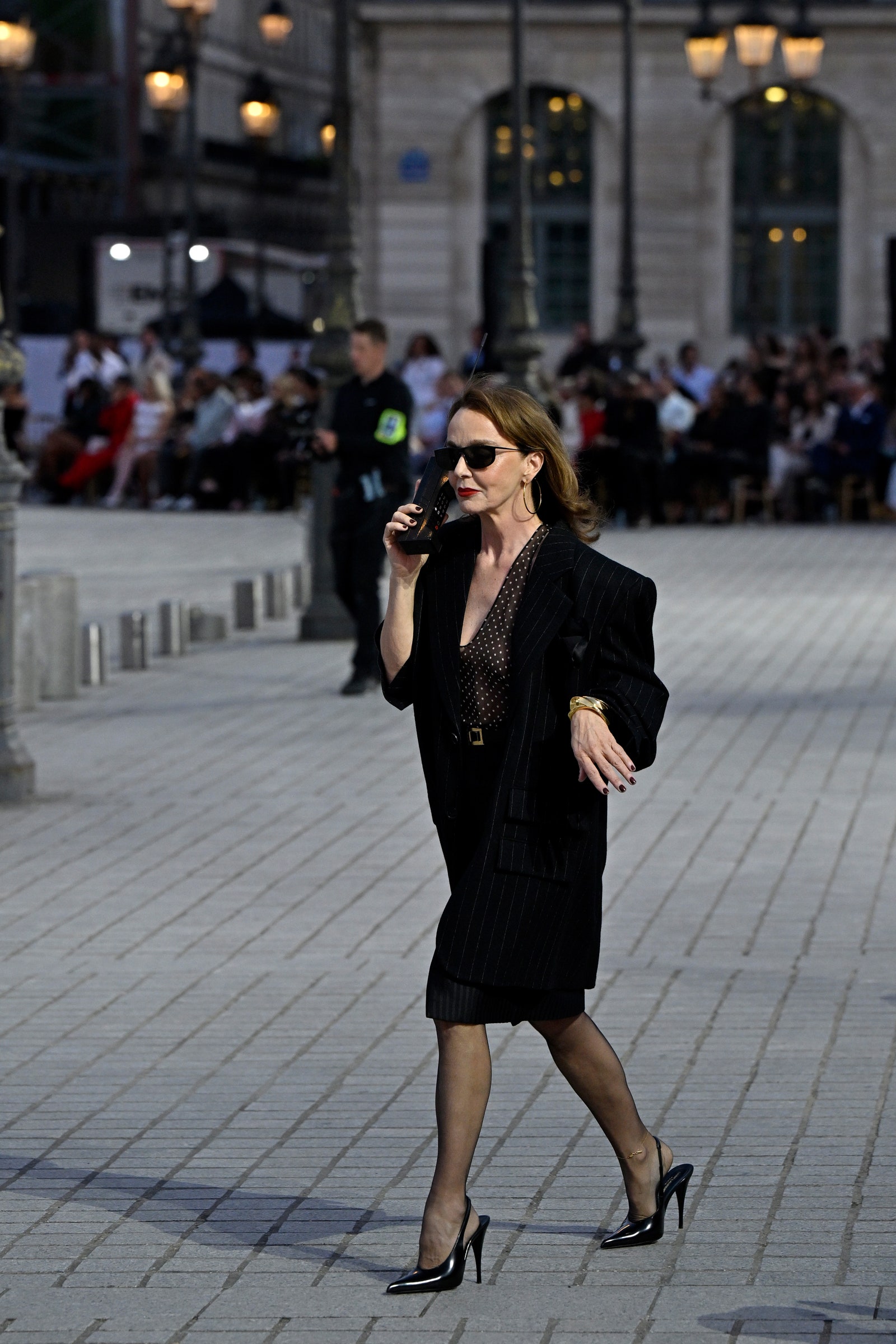 Philippine LeroyBeaulieu in einem Ensemble von Saint Laurent.