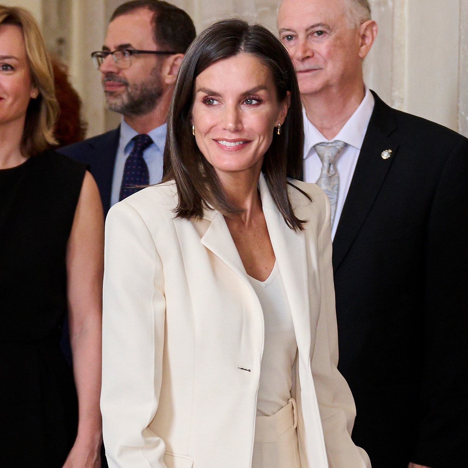 Königin Letizia trägt weiße Sneaker zur eleganten Schlaghose &#8211; der ideale Sommerlook fürs Office?